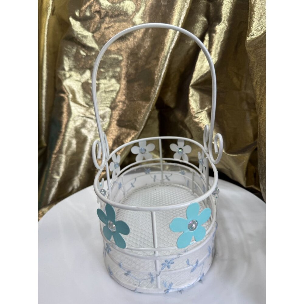 Vintage White Wire Basket W/ Blue Flower Accents & Handle 7.5" x 8.5" - Picture 4 of 6
